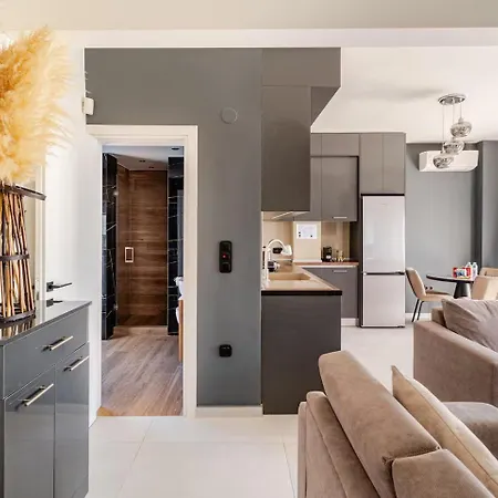 Modern & Spacious 8Th-Floor Apartment With Large Balcony アパート *