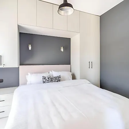 Elegant, Modern & Spacious In With Balcony Apartment *