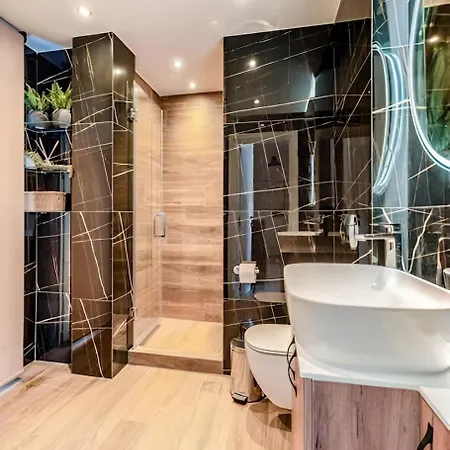 Apartment Elegant, Modern & Spacious In With Balcony *