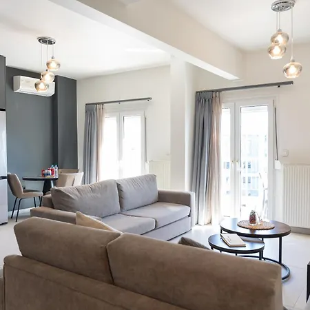 Modern & Spacious 8Th-Floor Apartment With Large Balcony *
