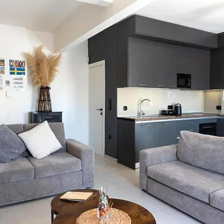 Modern & Spacious 8Th-Floor Apartment With Large Balcony